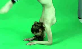 Hej, podívej na Annu Mostik, jak předvádí divoké gymnastické pohyby