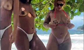 Диви суингъри групов бандж с голям кур POV на плажна пътека