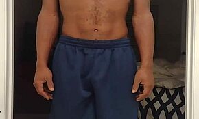 Moden kvinne trener barfot i sovesalsgym