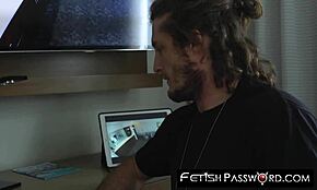 Jsem posedlý teenie Liza Rowe, která tvrdě saje obří kokot.