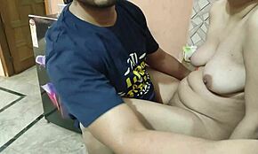 Táto plachá desi indická bhabhi sa ohla a dostala tvrdý výprask od svojho devara