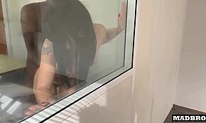 Ehi, Bella Francese, Perché Tradisci Tuo Marito con i Suoi Colleghi?