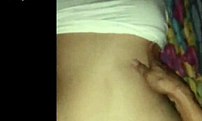 젊은 뚱뚱한 보지가 세게 박히며 흘러내리는 크림파이 클로즈업