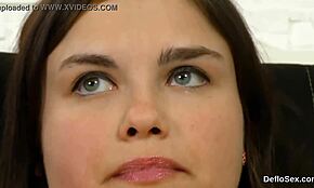 Hej, gledaj ovu mladu 18+ kako širi svoju tesnu pičku do orgazma! 😍