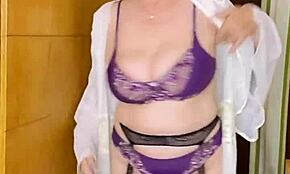 バストグラニー・マリアオールドがランジェリーとストッキングで挑発、ワオ！