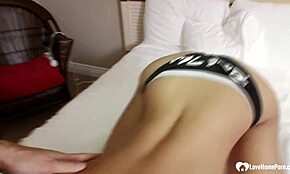 Aasian kuuma tyttö kiusoittelee ja imee hänet tyhjäksi syväkurkkupillulla!