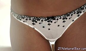 Mladá euro kráska sa prstuje s vášňou