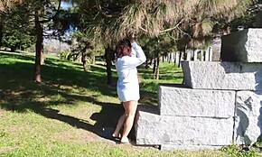 Puoi credere che ho mostrato la fica e le tette grandi in un parco pubblico per un massaggio di uno sconosciuto?