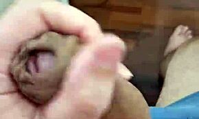 ทวินก์หนุ่มแสดงควยใหญ่ให้เพื่อนบ้านดู!