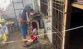 kom hjem og så stedatteren i skjørt vaske klær, kunne ikke motstå rumpa hennes