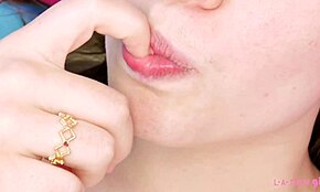 Morena Jovem Tira Roupa para Ensaios de Close-Up