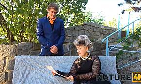 Mature4k Dame Chic aux Cheveux Gris Crève d'Envie de la Bite du Serviteur dans sa Chatte 😈