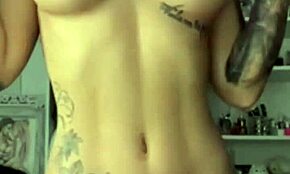 Kiihottava joi ja tissi-isku onanointiohjeilla sekä dildoleikillä