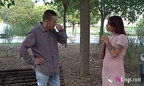 Valeria konnte dem riesigen Schwanz des alten Mannes nicht widerstehen. Sie musste ihn sofort deepthroaten und ficken!