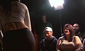 Non ci credo che questa MILF mi sta facendo impazzire all'aperto con le sue abilità