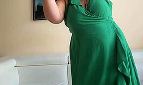 60-jarige rijpe GILF schudt haar grote tieten tijdens dansen en uitkleden naakt!