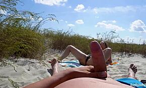 Offentlig sex på stranden med barberet fisse udstillet