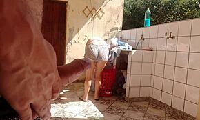 ฉันจับลูกเลี้ยงซักผ้าสวมซอร์ตแล้วเงี่ยนมาก