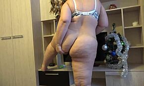 Dolgun milf Noel çift penetrasyon için büyük kıçını sallıyor, amatör eğlence