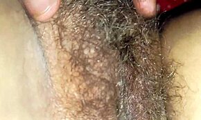 Dlakava tesna zrela bhabhi pička prstana od fanta, tako mokra in umazana!