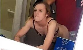 Leikkii pienen 18+ pienikokoisen 18+ fuksin kanssa kaupungin klubista hotellin kylpyhuoneessa