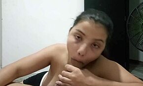 Горячая колумбийская горничная ждет на кухне. Она целуется и грязно болтает со старым другом.