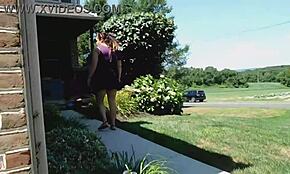 Exhibitionistin zeigt ihren rosa flauschigen Butt Plug-Schwanz in der Öffentlichkeit