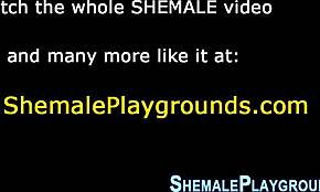 שמל אוריינטלית מתאננת לבד ומזריקה זריקה חזקה