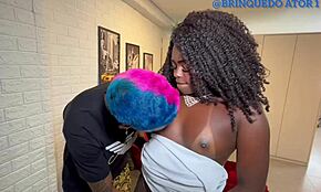 Ich lieferte Pizza an eine heiße Brünette und hatte Glück