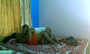 Indiai bengáli bhabhi hívja a szexbarátját piszkos chatre míg férj távol