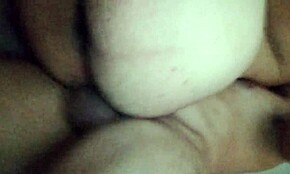 イギリスのツインク、カールとアレクサンダーがベアバックアナルで汚れる