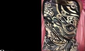 היי תראו את הזונה החובבנית הצרפתייה במשי שחור לבן מצצת עמוק ומשחק בתחת