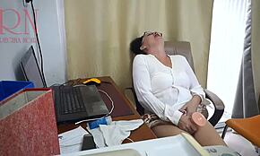 Секретаршу трахает дилдо на офисной камере слежения 1