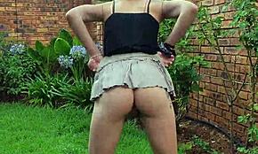 Mršava mala 18+ devojka pokazuje se u bašti