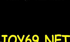 Szóló csaj ujjaival mélyen a szűk nedves puncijába