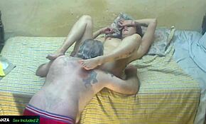 Gata Baszva Farka És Dildóval A Szűk Seggében