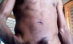 Γυναίκα Γονατιστή Αυτοϊκανοποιείται με Μεγάλο Μαύρο Πούτσο