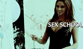 สาวยูเครน Hayli Sanders ถอดเสื้อผ้าเปลือยเปล่าสำหรับ Playboy