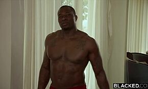 Горячая девушка изменяет с большим черным хуем, оседлав и отсосав за спиной партнера