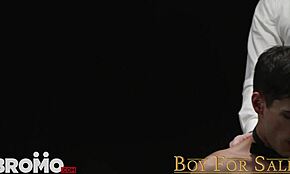 Twink Muda Tunduk pada Daddy di Orgy Gangbang Mentah