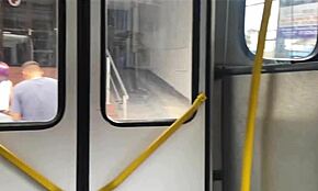 Meine 18-jährige Stieftochter blitzt ohne Höschen im Bus, so wild!