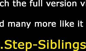 فتاة مراهقة مطعونة كبيرة الصدر 18+ تدخل أصابعها في مشهد سحق ليزبي
