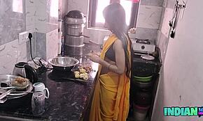 Vroča Desi Bhabhi ima nor seks v kuhinji z možem!