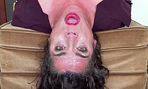 禁忌职业日在妈妈脸上操变成湿润深喉和大面部射精给漂亮家庭主妇。