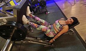 Latihan Gym Outdoor Jadi Panas Tanpa Celana Dalam dan Aksi Kontol Besar