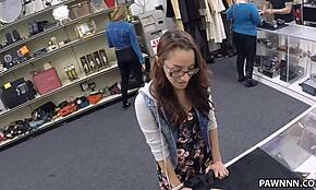 Siswa digandrungi keras di toko gadai saya