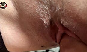 Blízký pohled na sperma kapající na mou upravenou kundu