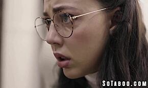 Hyödynnetään sosiaaliturvalla, Whitney Wright taivutetaan syväkurkkuun