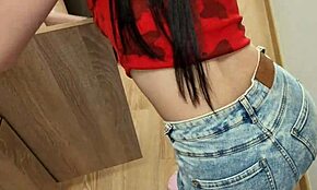 Le mec du quartier baise la nana de l'appart en cachette du mari