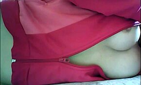 Moja nevlastná sestra dráždi krásnymi prsiami na skrytých kamerových videách